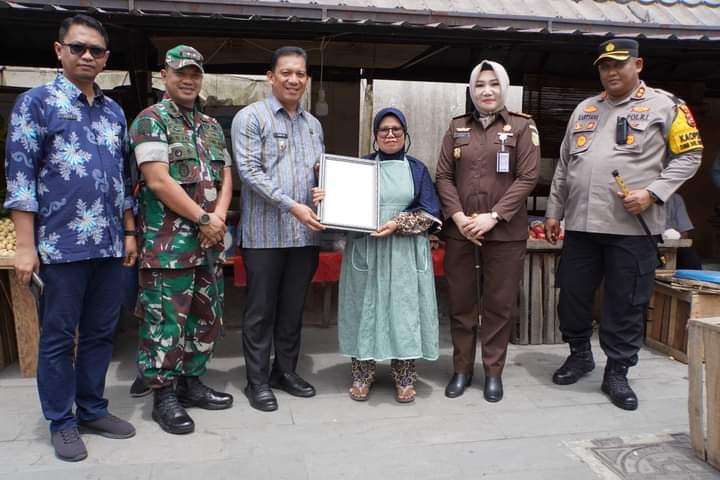 Pj Wako Sonny serahkan sertifikat halal pada salah seorang pedagang di pasar pusat Padang Panjang, Kamis (7/3/2024).